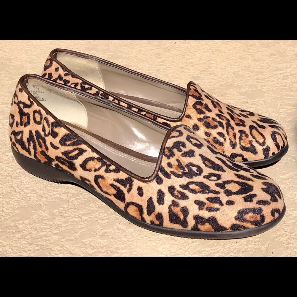 Laura Scott Leopard Print Flats size 5.5 super cute and super clean!